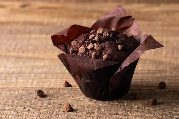 Čokoládový Tmavý Muffin Čokoládovými Lupínky Kapkami Dřevěný Stůl Stock Snímky