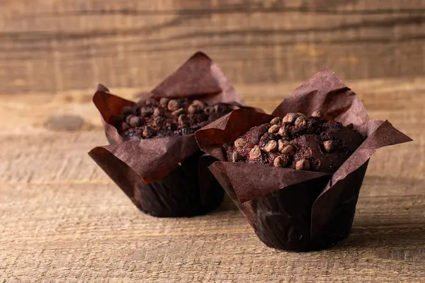 Muffin Fondente Cioccolato Con Gocce Cioccolato Gocce Tavolo Legno Foto Stock Royalty Free