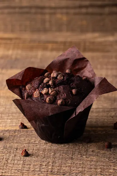 Čokoládový Tmavý Muffin Čokoládovými Lupínky Kapkami Dřevěný Stůl Stock Obrázky