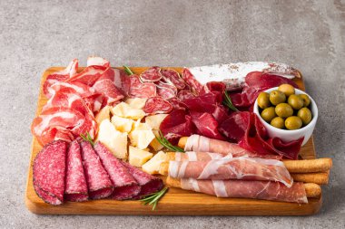 Şarküteri tahtası. Salamlı, jambonlu ve jambonlu et ve peynir tabağı aperatifleri.