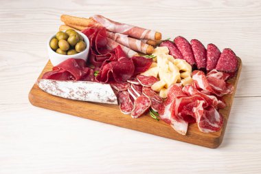 Şarküteri tahtası. Salamlı, jambonlu ve jambonlu et ve peynir tabağı aperatifleri.
