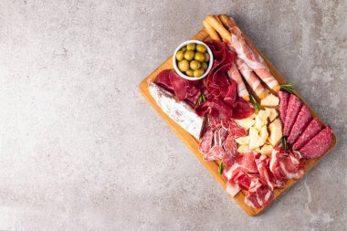 Şarküteri tahtası. Salamlı, jambonlu ve jambonlu et ve peynir tabağı aperatifleri.