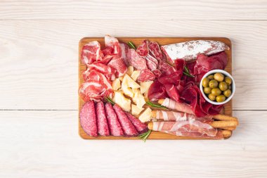 Şarküteri tahtası. Salamlı, jambonlu ve jambonlu et ve peynir tabağı aperatifleri.