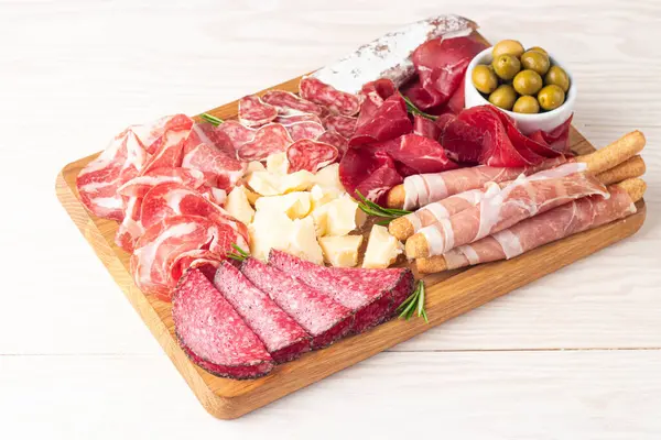 Şarküteri tahtası. Salamlı, jambonlu ve jambonlu et ve peynir tabağı aperatifleri.