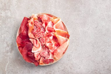 Şarküteri tahtası. Salamlı, jambonlu ve jambonlu et tabağı aperatifleri.. 