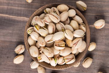 Ahşap bir kasede organik kavrulmuş şam fıstığı. Üst görünüm. 