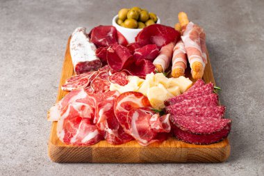 Şarküteri tahtası. Salamlı, jambonlu ve jambonlu et ve peynir tabağı aperatifleri.