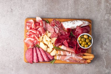 Şarküteri tahtası. Salamlı, jambonlu ve jambonlu et ve peynir tabağı aperatifleri.