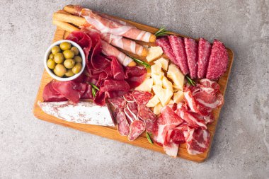 Şarküteri tahtası. Salamlı, jambonlu ve jambonlu et ve peynir tabağı aperatifleri.