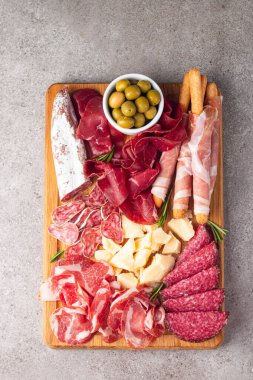 Şarküteri tahtası. Salamlı, jambonlu ve jambonlu et ve peynir tabağı aperatifleri.