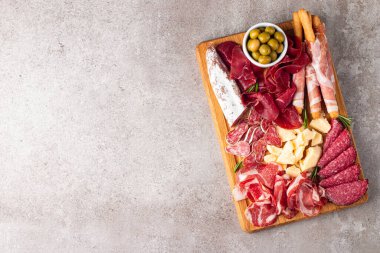 Şarküteri tahtası. Salamlı, jambonlu ve jambonlu et ve peynir tabağı aperatifleri.