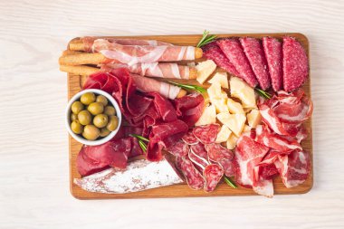 Şarküteri tahtası. Salamlı, jambonlu ve jambonlu et ve peynir tabağı aperatifleri.