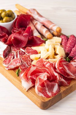 Şarküteri tahtası. Salamlı, jambonlu ve jambonlu et ve peynir tabağı aperatifleri.