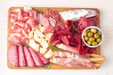 Şarküteri tahtası. Salamlı, jambonlu ve jambonlu et ve peynir tabağı aperatifleri.