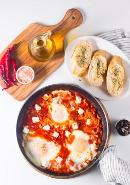 Shakshuka domates soslu haşlanmış yumurtadan yapılmıştır.