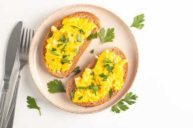 Çavdar ekmeğine yeşil otlu omlet ve çıtır tost..