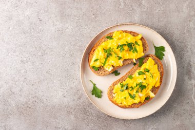 Çavdar ekmeğine yeşil otlu omlet ve çıtır tost..