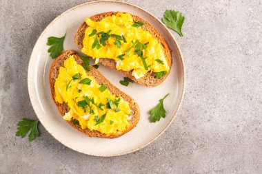 Çavdar ekmeğine yeşil otlu omlet ve çıtır tost..