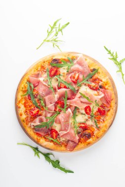 Prosciutto, jambon, roka, ıspanak, domates, pesto, peynir ve parmesanlı pizza. İtalyan mutfağı. 