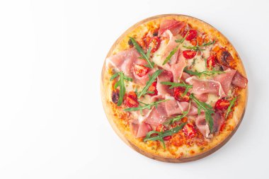 Prosciutto, jambon, roka, ıspanak, domates, pesto, peynir ve parmesanlı pizza. İtalyan mutfağı. 