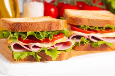 Jambonlu sandviç, peynirli, domatesli ve marullu.. 