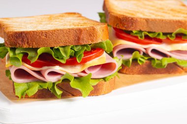 Jambonlu sandviç, peynirli, domatesli ve marullu.. 