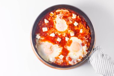 Shakshuka domates soslu haşlanmış yumurtadan yapılmıştır.