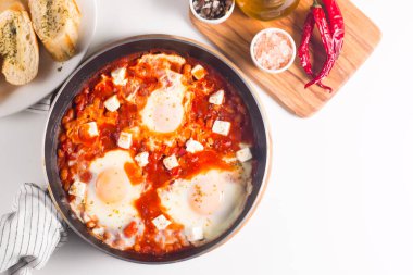 Shakshuka domates soslu haşlanmış yumurtadan yapılmıştır.