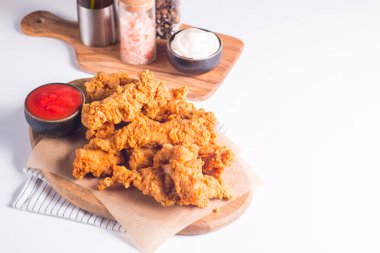 Soslu kızarmış tavuk göğsü şeritleri.