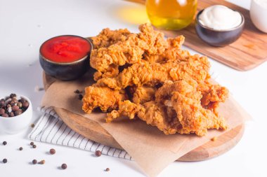 Soslu kızarmış tavuk göğsü şeritleri.