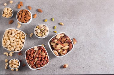 Ahşap arka planda sağlıklı fındık karışımı. Badem, fındık, fındık, fıstık, fıstık, fıstık, Brezilya fıstığı.