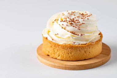 Krem şantili limonlu turtalar, beyaz arka planda çikolata parçaları.