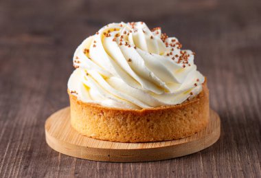 Krem şantili limonlu turtalar, beyaz arka planda çikolata parçaları.