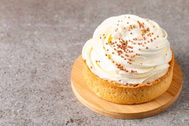 Krem şantili limonlu turtalar, beyaz arka planda çikolata parçaları.