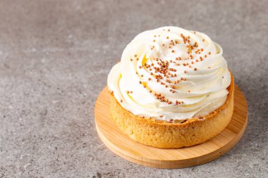 Krem şantili limonlu turtalar, beyaz arka planda çikolata parçaları.