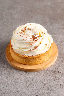 Krem şantili limonlu turtalar, beyaz arka planda çikolata parçaları.