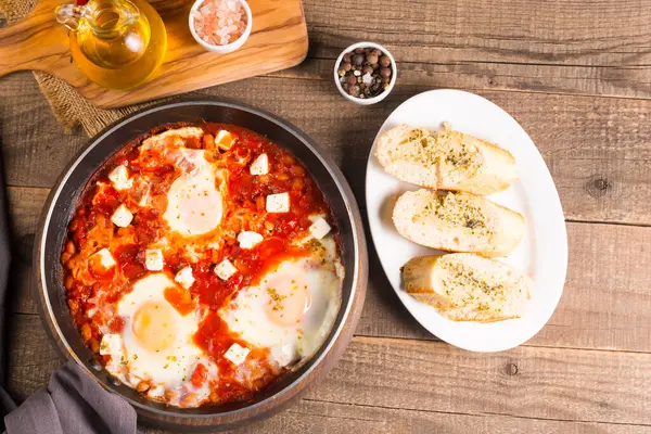 Shakshuka domates soslu haşlanmış yumurtadan yapılmıştır.