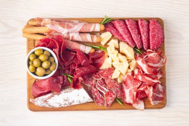 Şarküteri tahtası. Salamlı, jambonlu ve jambonlu et ve peynir tabağı aperatifleri.