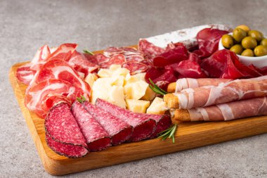 Şarküteri tahtası. Salamlı, jambonlu ve jambonlu et ve peynir tabağı aperatifleri.