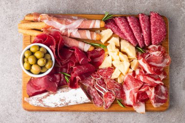 Şarküteri tahtası. Salamlı, jambonlu ve jambonlu et ve peynir tabağı aperatifleri.