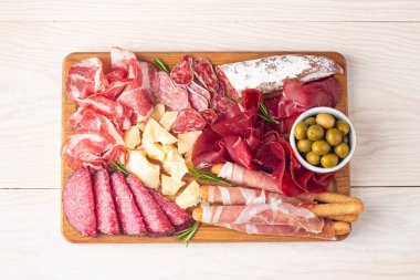 Şarküteri tahtası. Salamlı, jambonlu ve jambonlu et ve peynir tabağı aperatifleri.