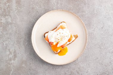Somon ve peynirli tost üzerine haşlanmış yumurta. Kahvaltı konsepti. Sandviç aç. 