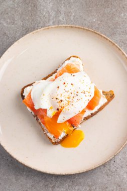 Somon ve peynirli tost üzerine haşlanmış yumurta. Kahvaltı konsepti. Sandviç aç. 
