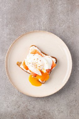 Somon ve peynirli tost üzerine haşlanmış yumurta. Kahvaltı konsepti. Sandviç aç. 
