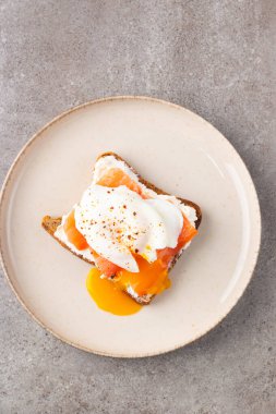 Somon ve peynirli tost üzerine haşlanmış yumurta. Kahvaltı konsepti. Sandviç aç. 