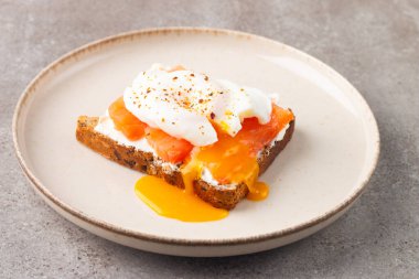 Somon ve peynirli tost üzerine haşlanmış yumurta. Kahvaltı konsepti. Sandviç aç. 