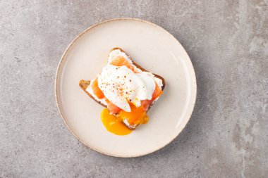 Somon ve peynirli tost üzerine haşlanmış yumurta. Kahvaltı konsepti. Sandviç aç. 