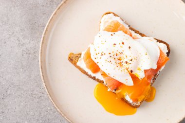 Somon ve peynirli tost üzerine haşlanmış yumurta. Kahvaltı konsepti. Sandviç aç. 
