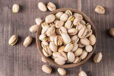 Ahşap bir kasede organik kavrulmuş şam fıstığı. Üst görünüm. 