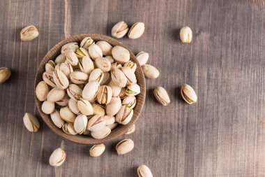 Ahşap bir kasede organik kavrulmuş şam fıstığı. Üst görünüm. 